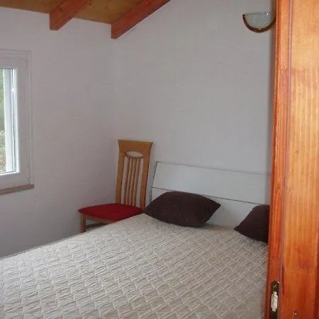 Robinson Style House * Zrnovo